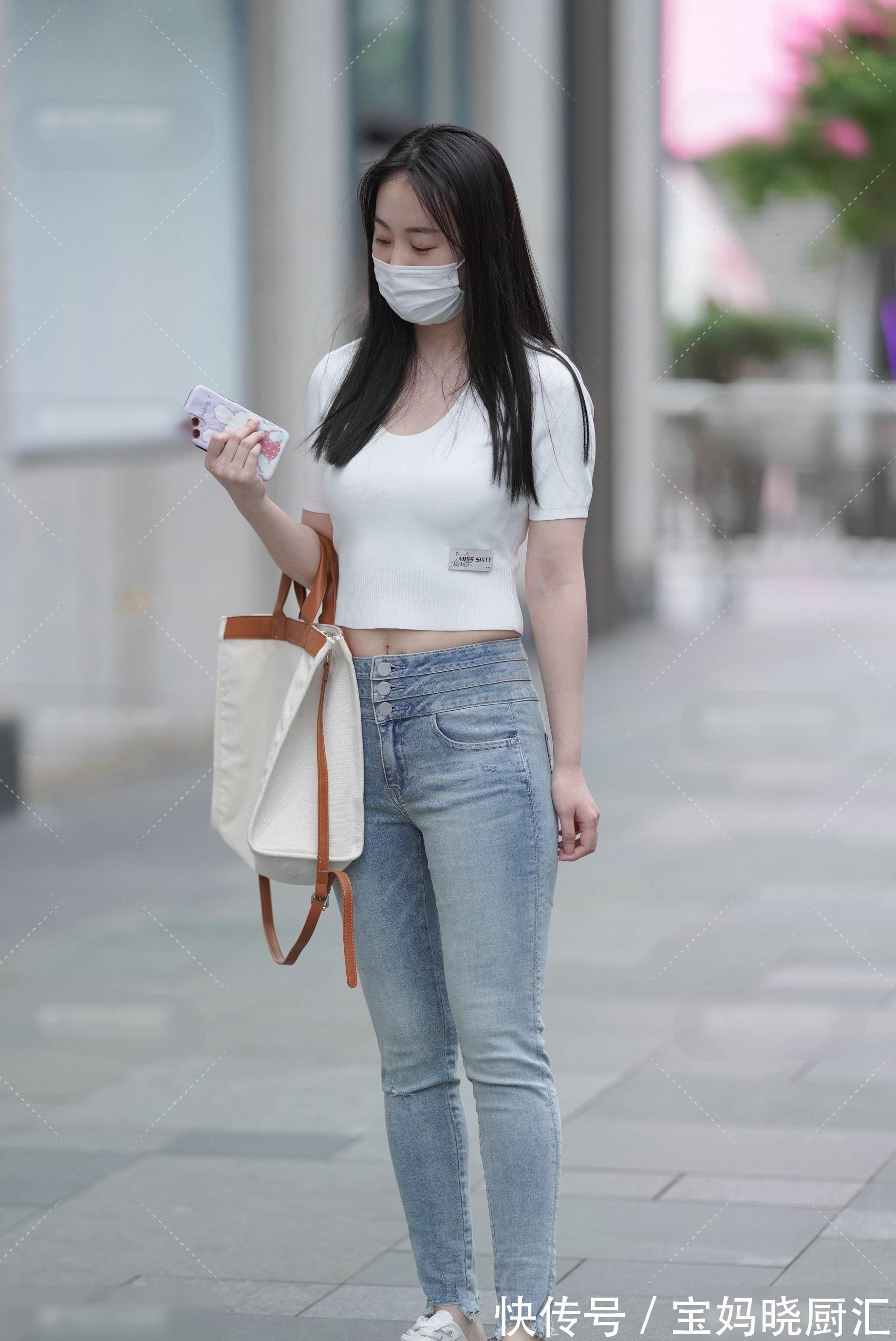 高跟鞋 清凉的蓝色吊带裙，款式简约，穿着简单又大方显气质