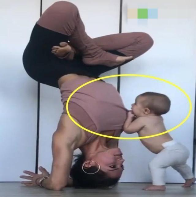 萌娃|有种吃货叫宝宝,妈妈倒立练瑜伽时,一旁孩子动作萌化了网友的心