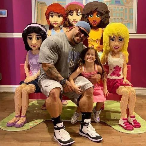 女儿|体重230斤，臂围55厘米的肌肉巨人，在女儿面前依然童心未泯