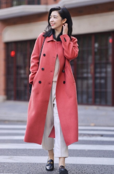 小个子 放弃打底裤吧,潮人更喜欢“大衣+小白裤”,清爽时髦显腿长!