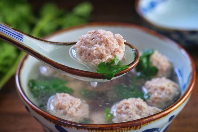 煮肉丸紫菜汤,不要加淀粉和鸡精了,肉丸嫩汤鲜美,诀窍公开