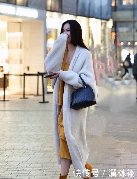 颜色|路人街拍,利用了颜色的优势,充满了修身的效果