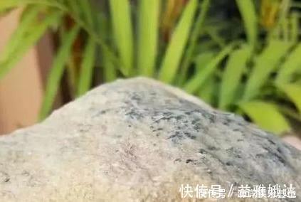 可赌性|出自缅甸一块全身脱沙发黑的赌料,取出了完美的冰黄翡一镯两牌