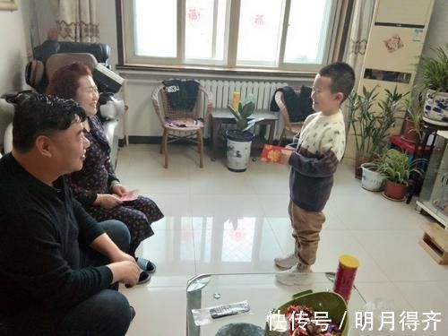 小李|新年我给父母1万块,孩子收到压岁钱却大哭,我们没吃饭就走了