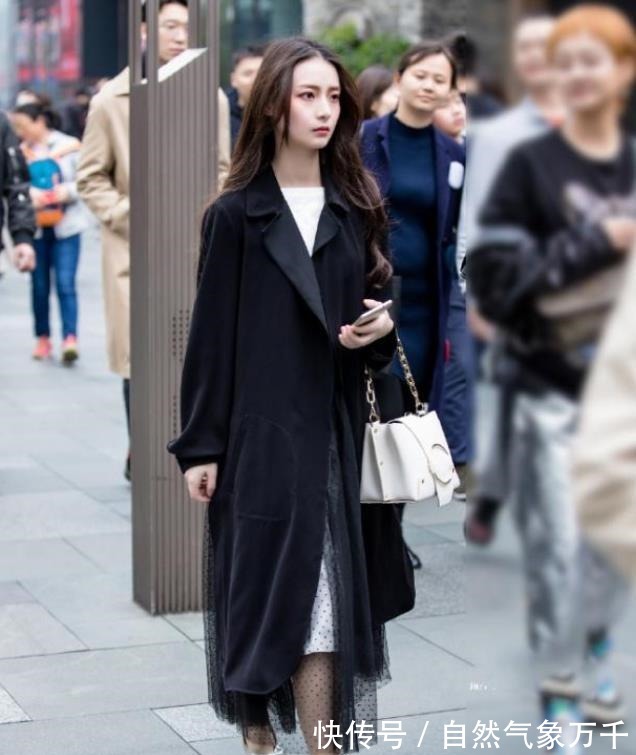 自信 黑色修身连衣裙搭配高跟凉鞋，优雅大方，自信迷人！