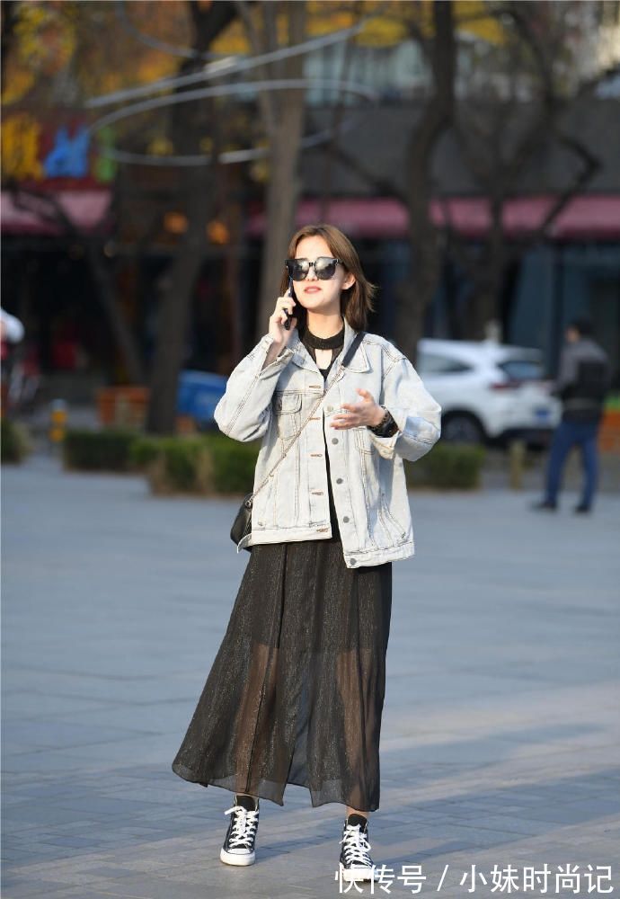 风衣|街拍：美女黑色风衣披在肩上，非常个性，而且笑起来很迷人！