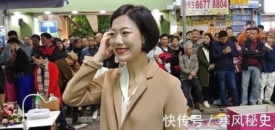 她曾经是《星光大道》的冠军,登上过央视春晚,现在街头卖唱生活