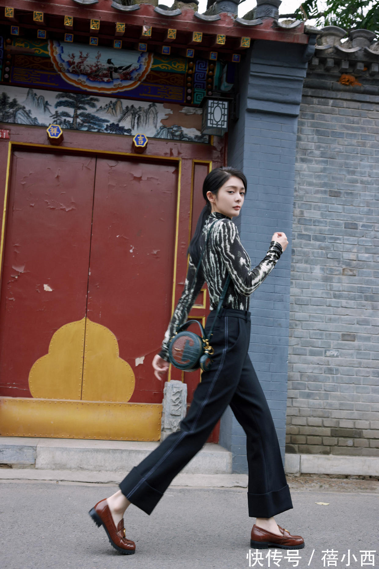 清冷|傅菁真是清冷美人,穿斑马纹上衣配长裤,又美又飒太有女强人气场