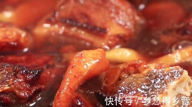 青红菜椒|排骨这样做真美味,搭配萝卜干焖着吃,鲜嫩又营养,家人都爱吃!