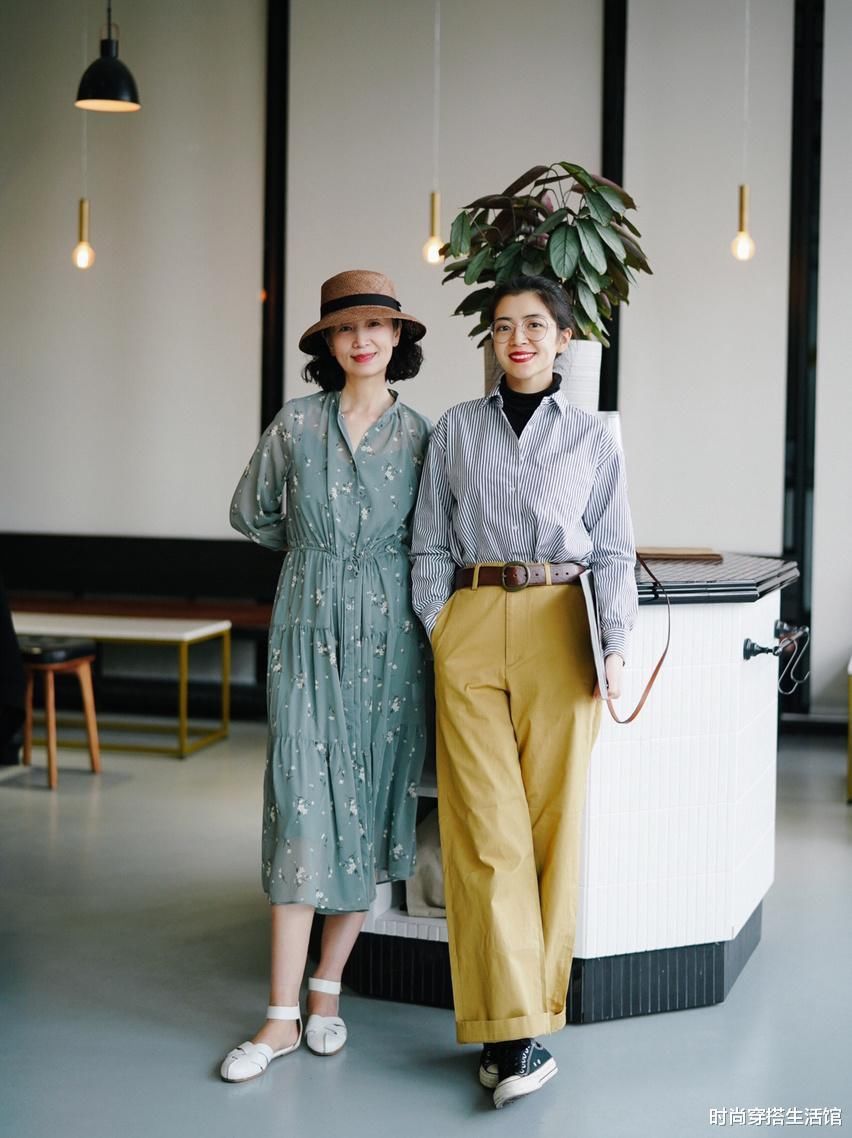 女人过了50岁，别再穿小脚裤了，今年流行这样穿，时髦减龄又气质