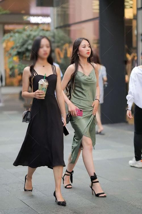 草绿色 红色的连衣裙，荷叶边的裙摆柔美减龄，无袖的设计清凉无比