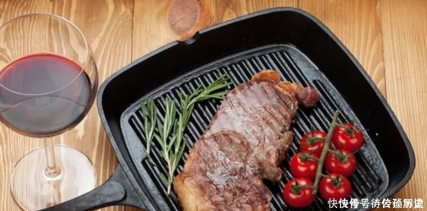 吃牛排时,服务员送你“一张纸”,不是用来擦嘴的,看完就不会闹笑话了