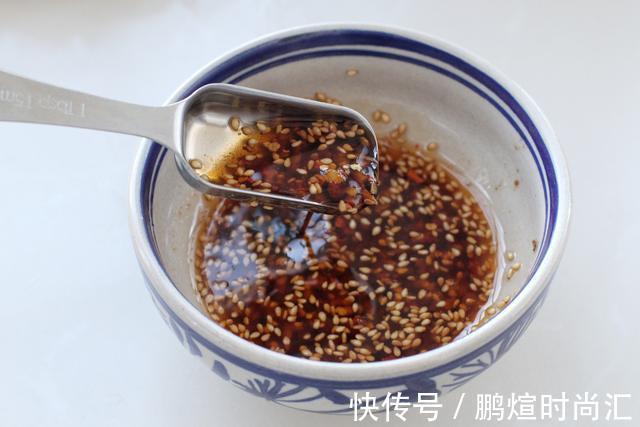辛墨墨|鸡胸肉拌着吃,爽口开胃清香无比,高蛋白低脂肪减肥期也毫无负担