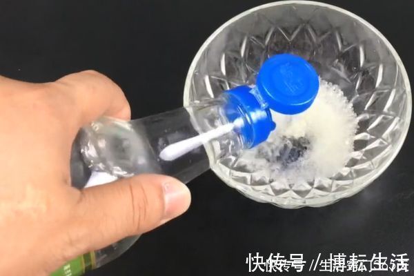 把白醋倒进白糖里，真是太厉害了，解决了家家户户的大烦恼！