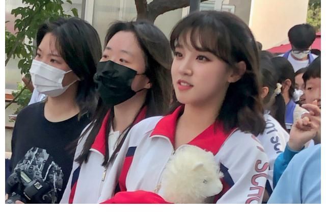 宋雨琦|宋雨琦回母校打卡最愛的披薩店,尺寸驚人,網友:確定吃得完?