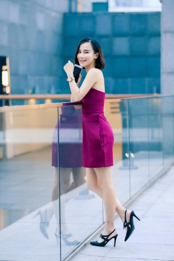 高跟鞋|短发美女身穿紫色抹胸裙,秀出白皙美腿,肤白貌美气质佳