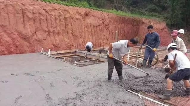 小王|70后老夫妻合伙开山，40万为孩子建独一无二的2层婚房，牛！