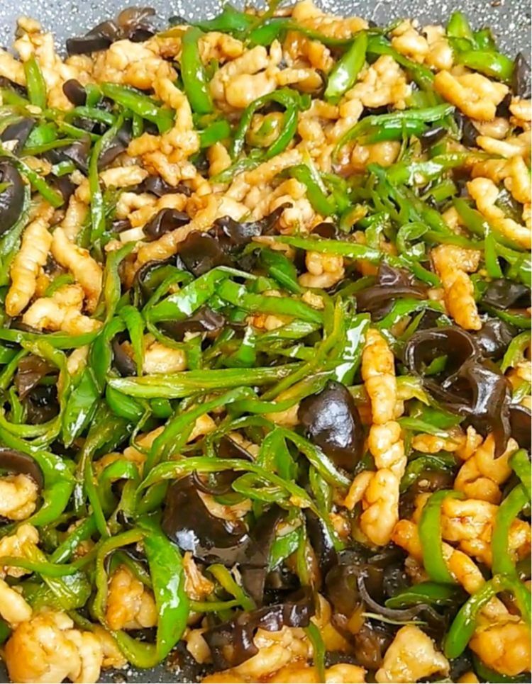 家常猪肉青椒盖饭，自己做一点也不难，饭菜一锅出
