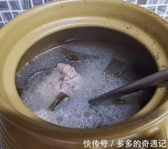 凤梨|海带排骨汤，一款很适合夏天喝的汤！