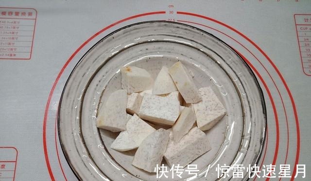 芋头|滋味鲜美的芋头蒸排骨,软糯香醇,一不留神就吃光了一盘!