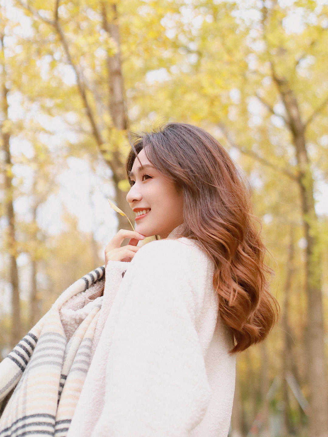 保暖|初冬的围巾如何戴,别显土气又难看了,几个技巧让你更时尚?