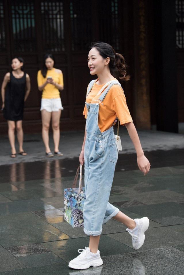 曲线美|街拍图八性感小姐姐,蓝色短袖搭黑色短裤,凸显窈窕高雅曲线美