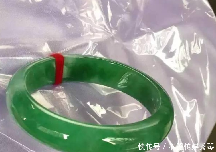 翡翠镯子的包装为何这么简陋,上面系着的红绳又是啥?