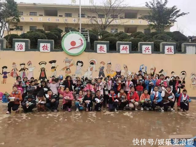 “博君一肖”粉丝启动“2021·光感奖学金”计划，公益捐赠小学