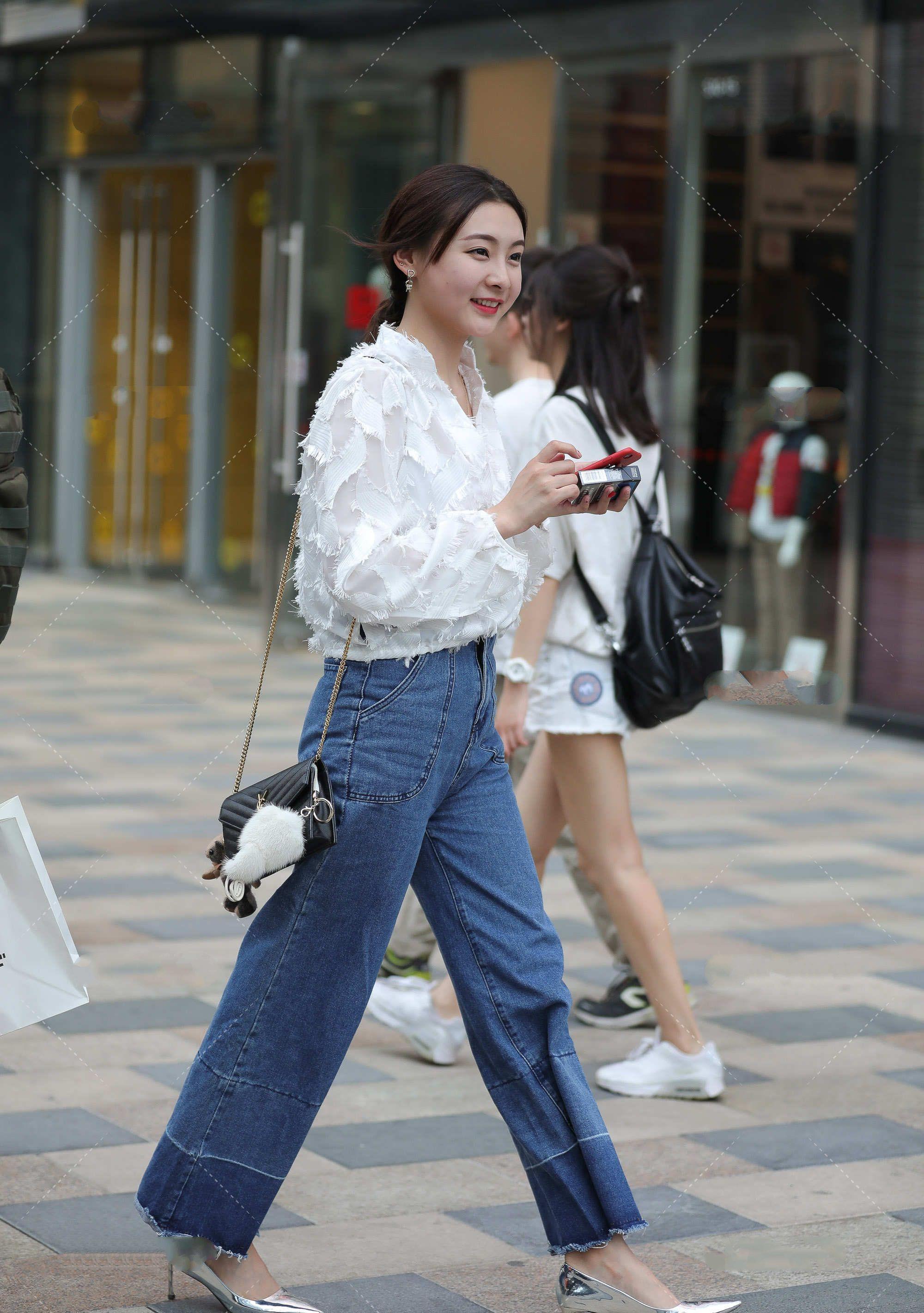 背心裙|时尚:蓝色牛仔裤很经典,阔腿裤好看又百搭,搭配白色上衣很合适