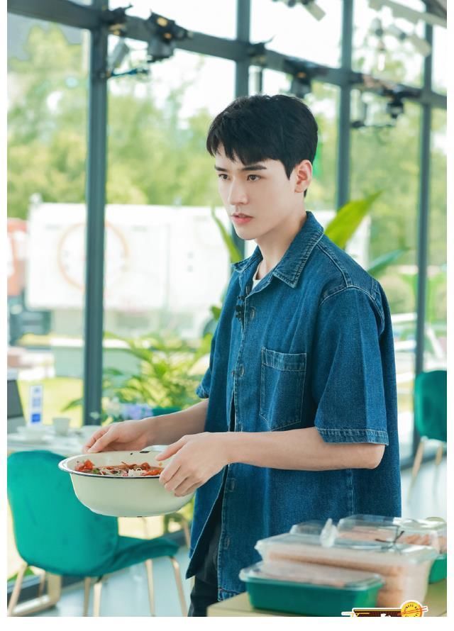 《中餐厅5》明星首期造型出炉，黄晓明比年小15岁的龚俊还嫩？