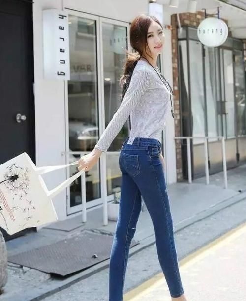 小姐姐 不论裤子长短,穿上紧身牛仔裤的美女们,都显得时尚性感!