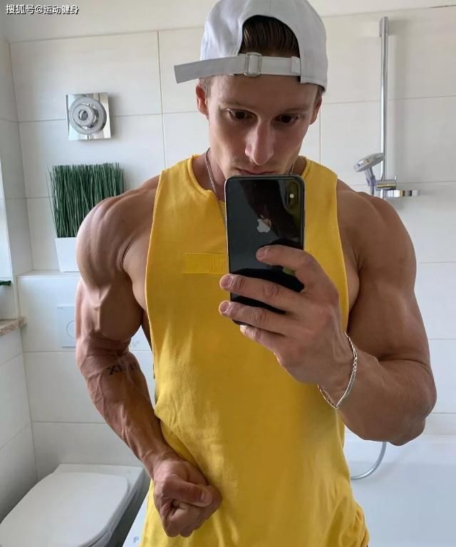 胸肌|臂围45cm，二头肌似小山包的猛汉奶爸，还自带肌肉抽筋绝活