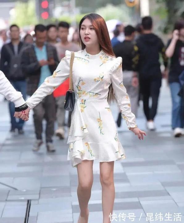 长袖 高腰式的设计,腰线非常明显,裙子有时尚的荷叶边形,清新自然