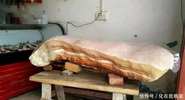 发现|老人山上转路,路边发现“猪肉”,走近才发现是石头