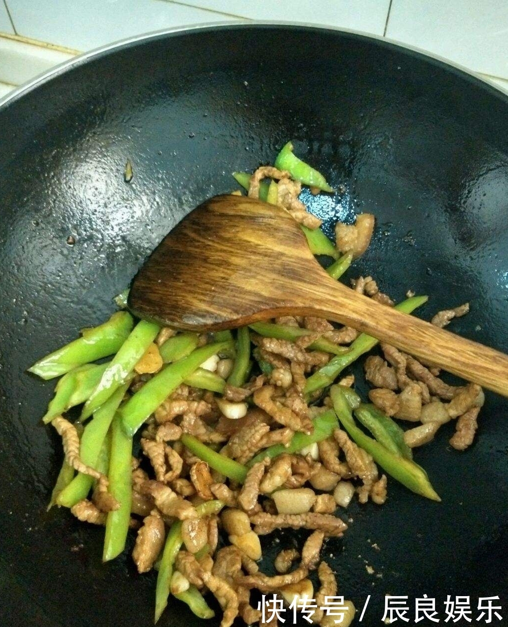 青椒炒肉丝时,学会两个小技巧,青椒脆嫩,肉丝美味