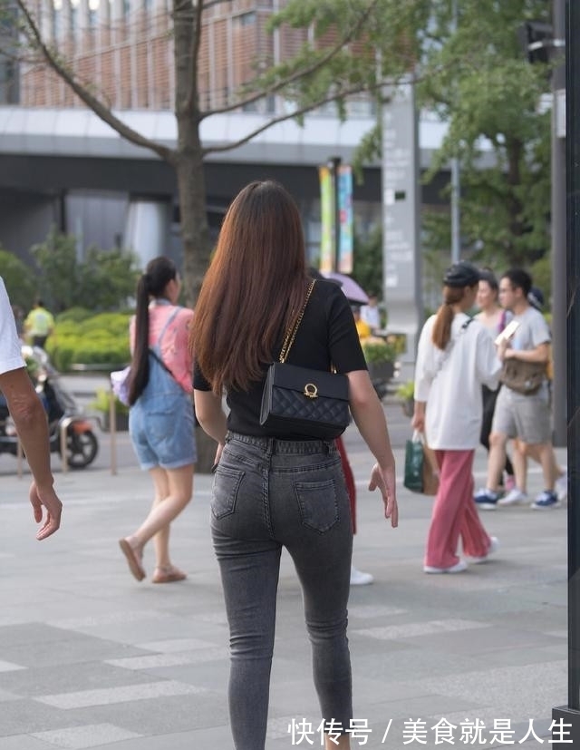 穿搭 方领上衣搭配破洞牛仔裤,显示显腿细,错过太可惜