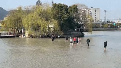 中年|两万多人涌入……封闭！