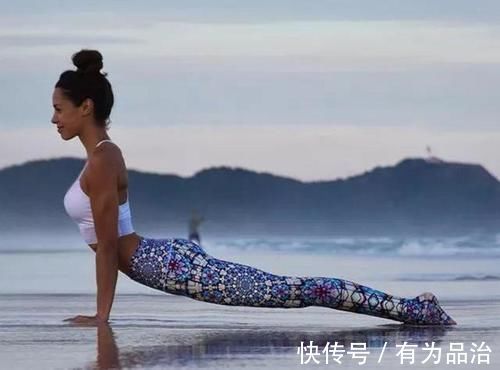 腿部|还没练瑜伽的你,4个入门动作刚好适合,拉伸身体,疏通经络