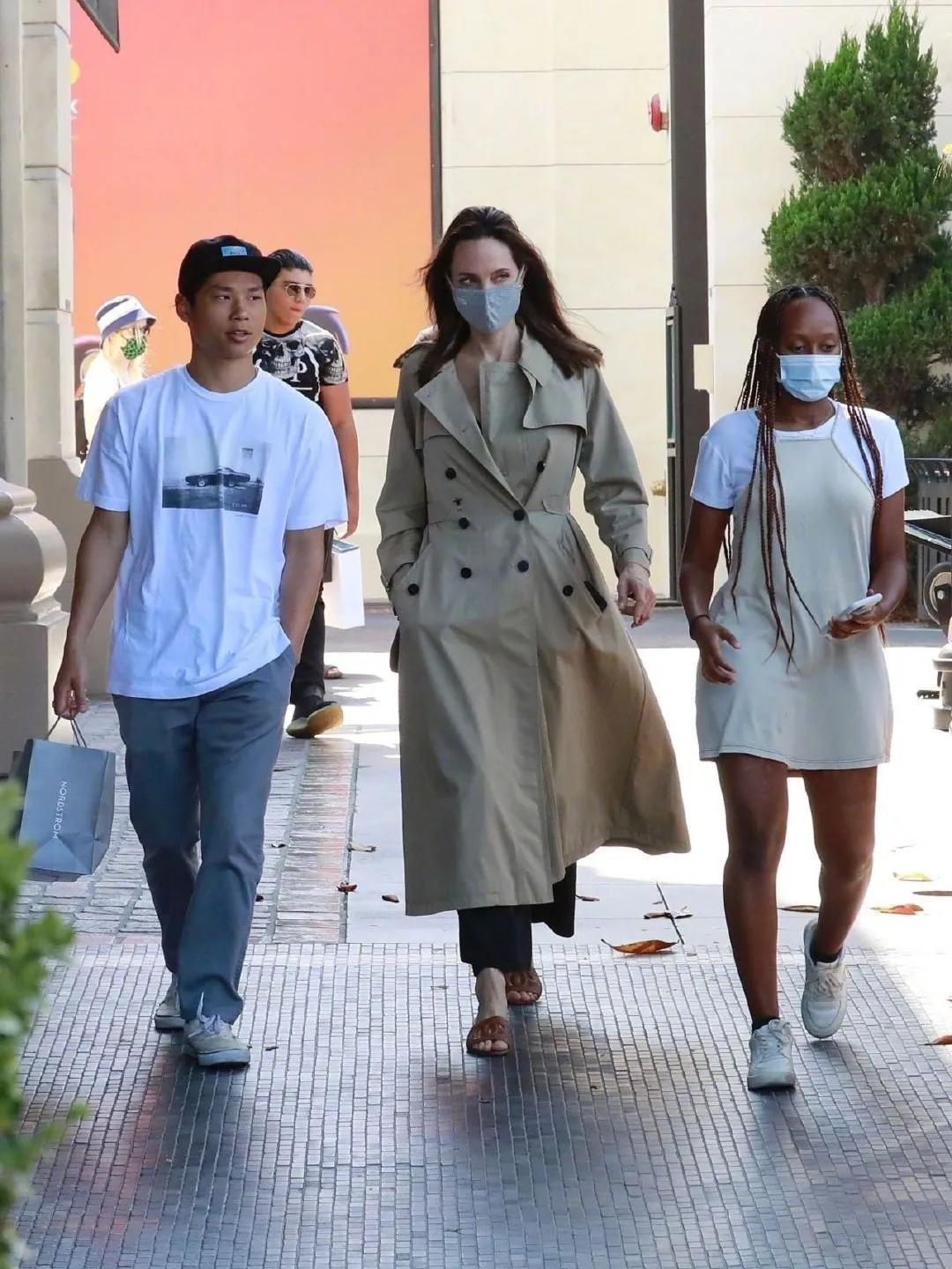 利落|安吉丽娜·朱莉真会穿，一件长款风衣潇洒利落，气场全开真有魅力