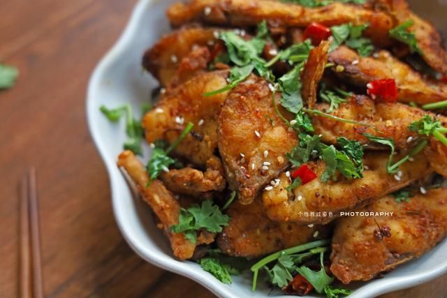 辣椒粉|干煸鱼块，做法简单，吃完还想吃，学会了轻松做给家人吃