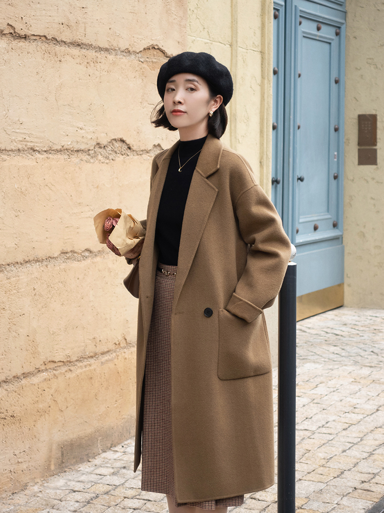 格子 秋冬季节“大衣”怎么穿?搭配针织衫和半身裙优雅大气,高级时髦