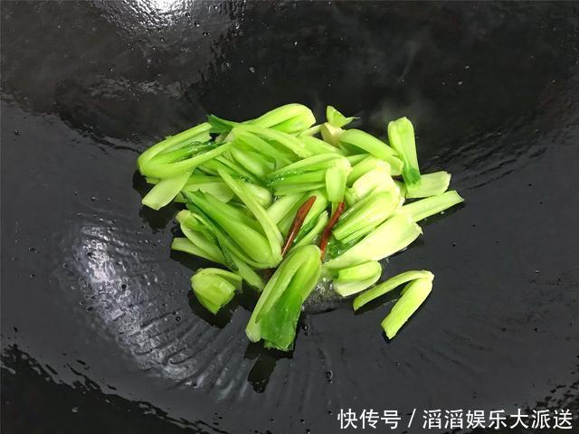 下锅|不管炒什么青菜,不要直接下锅,学会这个小技巧,青菜脆嫩不发黑