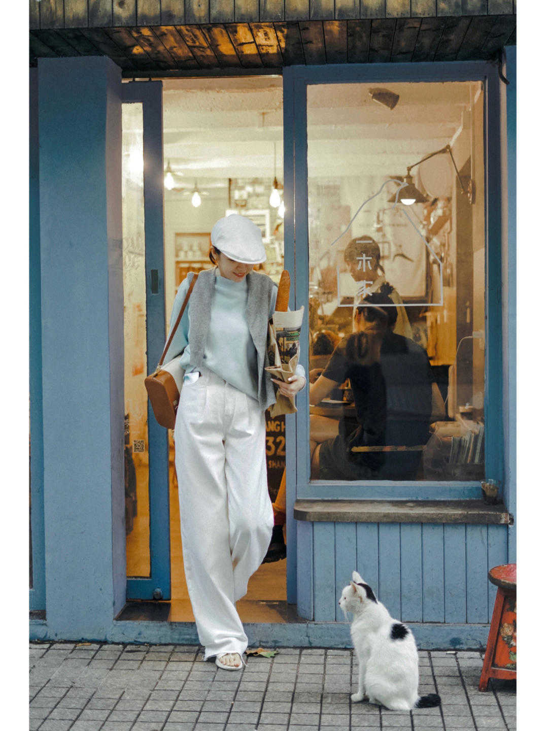 紧身|白裤子的季节到了,秋冬白裤子还能这样穿,太出乎意料了