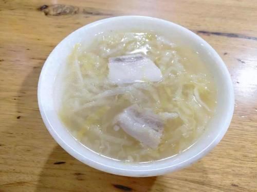 特别|一碗酸菜汤火了二十年，好吃的小菜，来晚就得站着吃