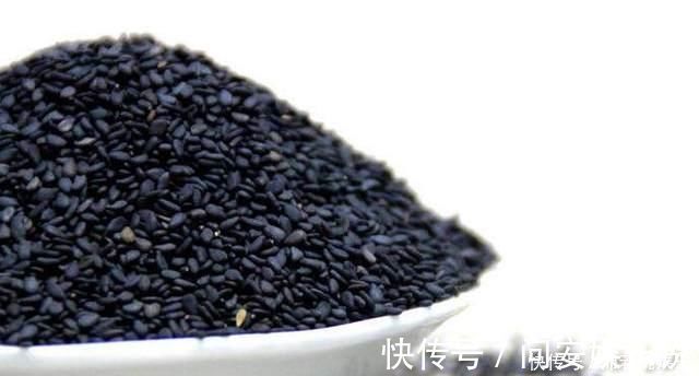 跷二郎腿|女人老不老，这5个表现看了就知道，一点都藏不住