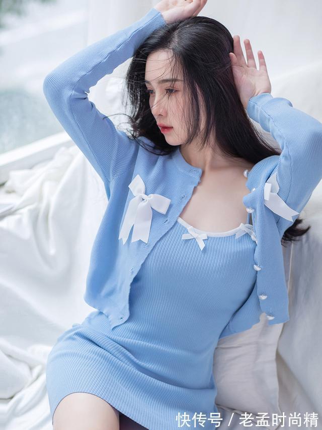 针织 美女蓝色针织连衣裙搭配一件针织衫,满满的氛围感,很漂亮