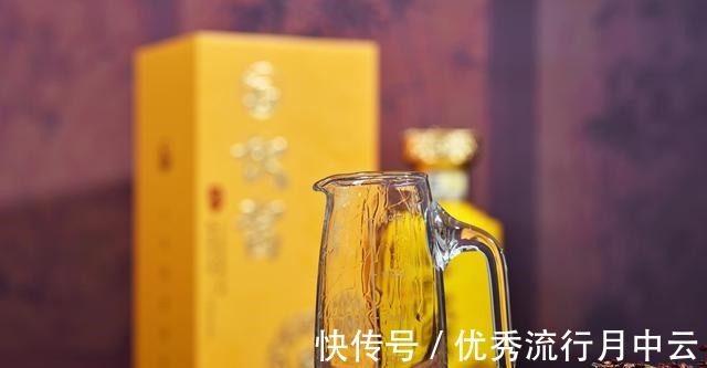 饮酱20年酱香酒雨天小酌一杯才清爽！饮酱20年酱香酒雨天小酌一杯才清爽！