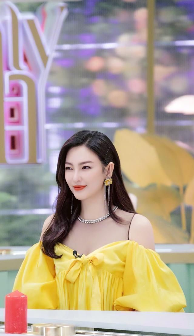 身材|张雨绮身材丰满又会穿，一袭黄色露肩连衣裙甜美减龄，又被惊艳了