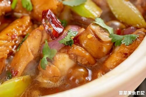 却不是当地小吃的，得知要10万加盟费后，先吃干锅鸡肉