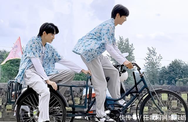 小宋 宋亚轩悄悄拔阿姨的葱,刘耀文立马告状,说的话让小宋不敢吃葱